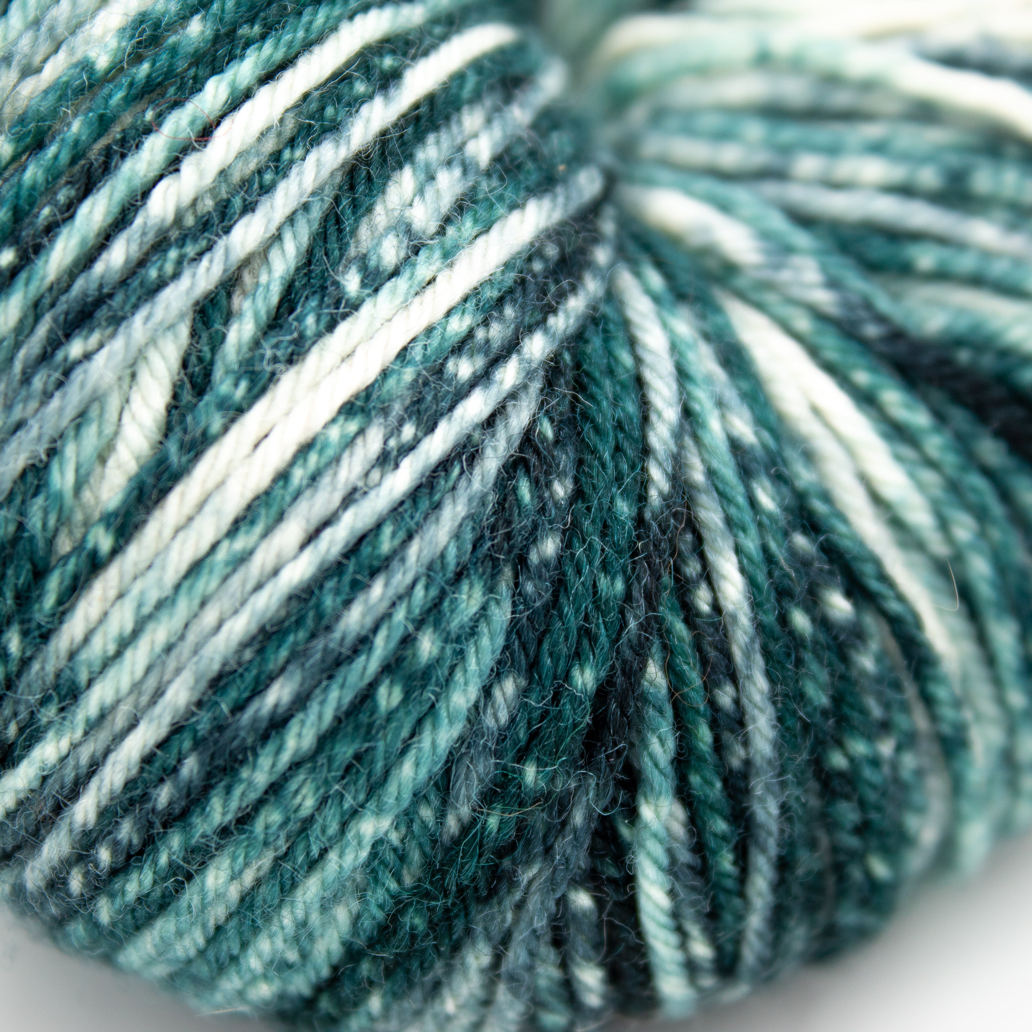 Dyelicious Yarn Carefree 650 in Teal + White